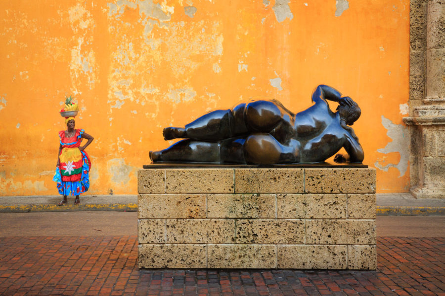 Cartagena Palenquera en Frente a la Estatua de Botero Plaza Santo Domingo