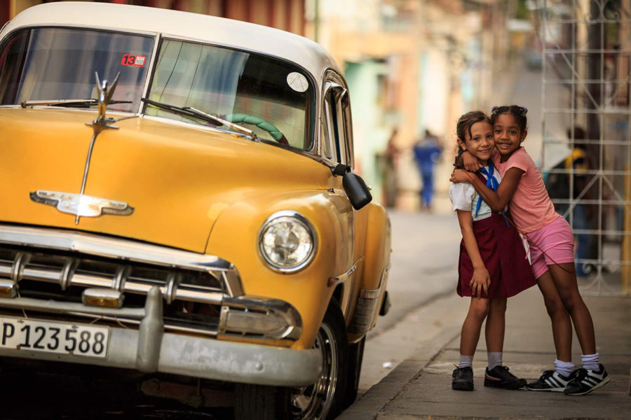Voyages photo en voiture des filles de Cuba