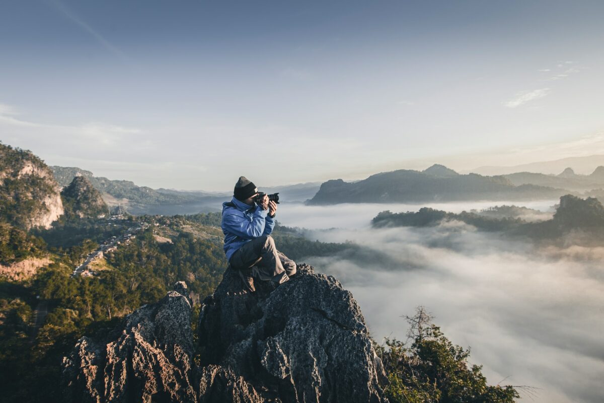 Fotógrafo sobre una roca © alif ngoylung Uso gratuito